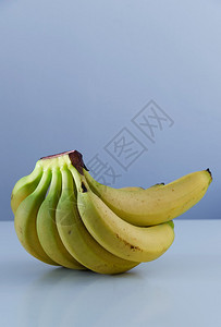 关闭多根香蕉在薄饼图片
