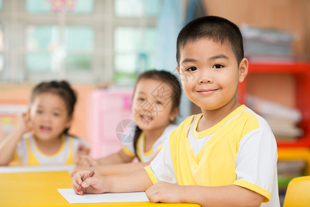 坐在桌子后面的两个女孩图片