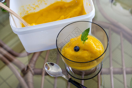 新鲜自制的芒果冰糕作为夏日甜点图片