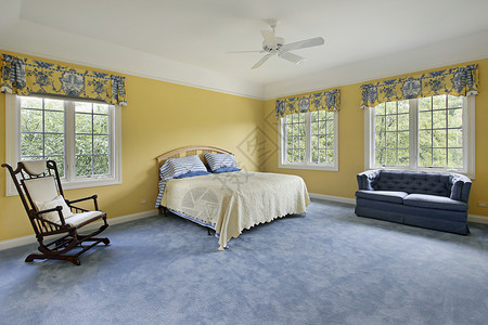 有黄色墙壁的家中的大卧室图片
