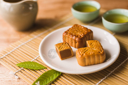 秋节美食月饼茶图片