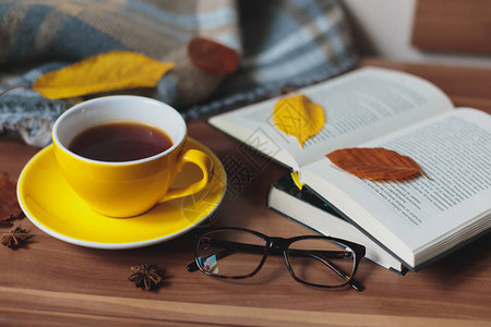 秋天的心情黄杯加热茶和图片