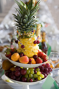 将不同水果和浆果混合在婚礼桌上的盘子上图片