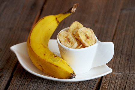 用新鲜香蕉切成的炸片香蕉薯片健康的图片