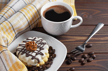 小玻璃蛋糕和一杯咖啡用黄色桌布放在木制图片