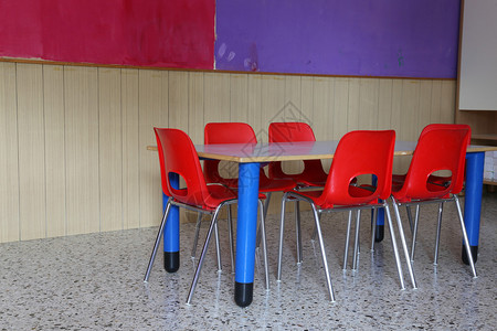 幼儿园教室有课桌和红图片