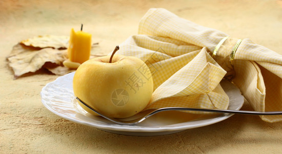 秋天的桌子设置为黄色与苹果图片