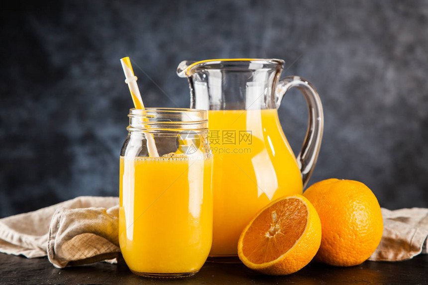 一罐鲜榨橙汁图片