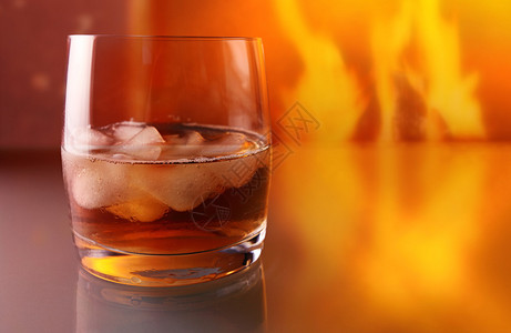 玻璃桌上的威士忌图片