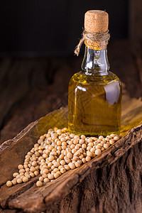 木桌上的大豆和油背景图片