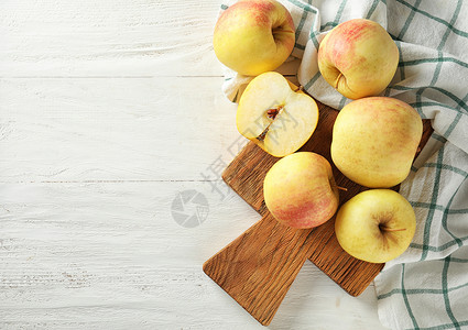 木板上成熟多汁的苹果图片