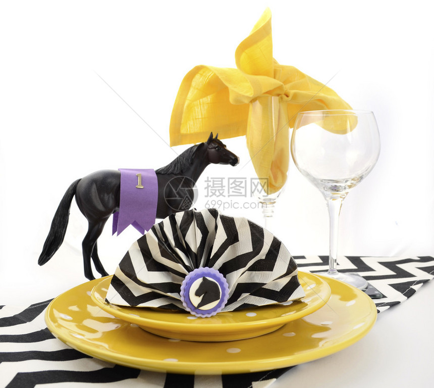 马赛嘉年华活动午餐桌位设置为紫色黄色主题和黑白切文图片