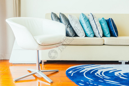 在室内的沙发装饰上美丽的奢华豪枕图片