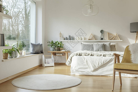 白色圆形地毯和黄色木制椅子背景图片
