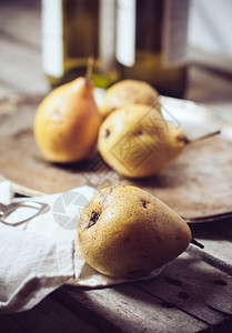 古老的静止生命成熟的黄梨子图片