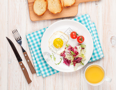 健康早餐鸡蛋烤面包和沙拉图片