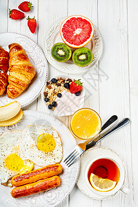 阳光明媚的早餐加鸡蛋香肠图片