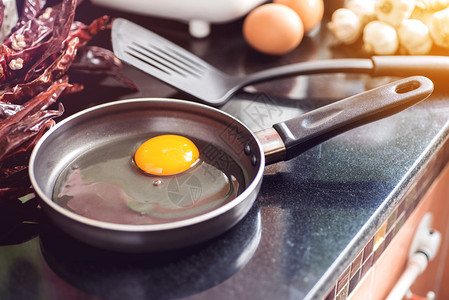 早餐煎锅里的鸡蛋图片