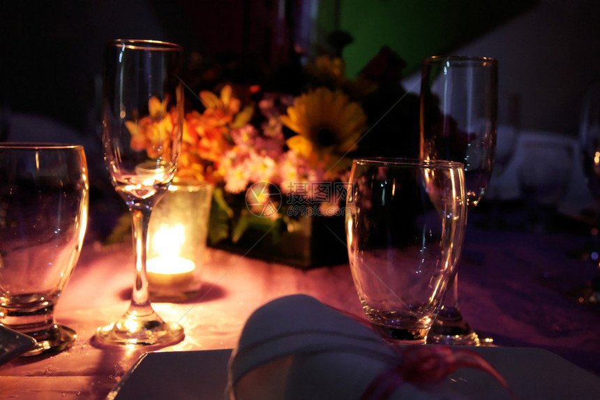 桌子上的眼镜鲜花和烛光图片