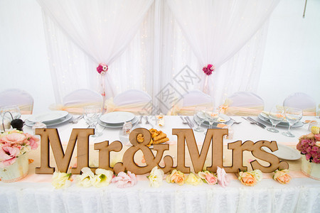 为婚礼或其他盛宴提供装饰的餐桌和窗帘图片