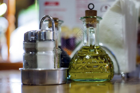 餐厅桌上的盐胡椒和橄榄油图片