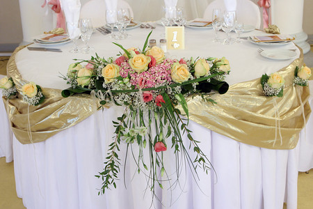 婚礼桌上的花束图片