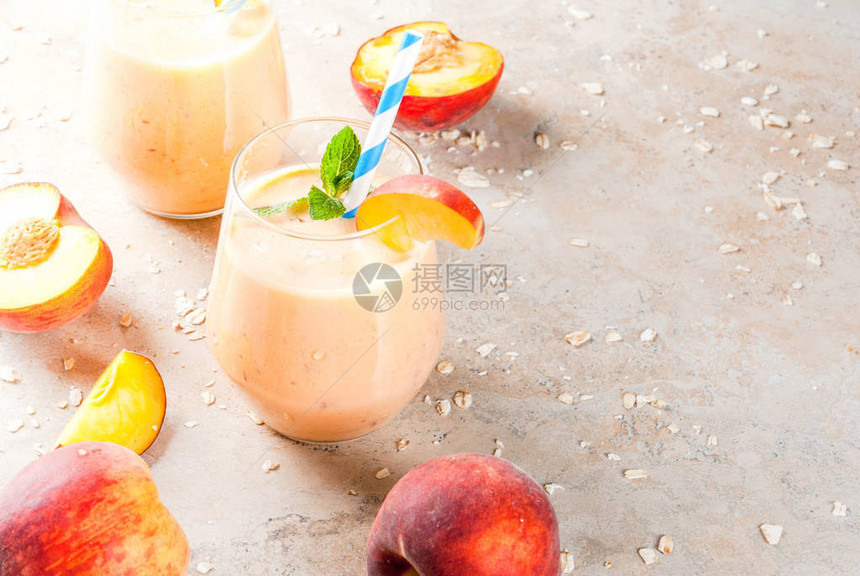 健康饮食早餐零食喝新鲜桃子牛奶yogurt和燕麦的冰淇淋图片