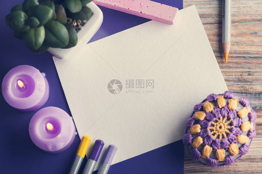 木制桌上空纸和彩色铅笔紫蜡烛纸张重图片
