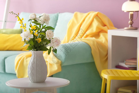 室内桌子上有美丽盛开的花朵的花瓶图片
