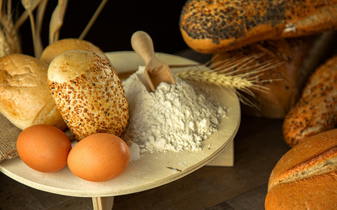 鸡蛋面粉包和小麦概念图片