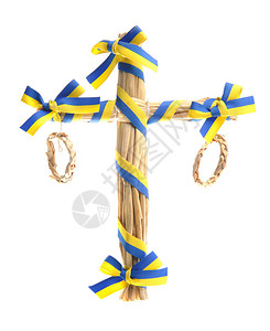带有瑞典颜色的黄色和蓝色带的稻草五月柱作为餐桌设置的装饰在白背景图片