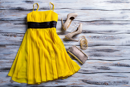 银装束裹黄色连衣裙钱包和鞋子带配饰的休闲黄色连衣裙女士迷人的夏季装束新背景
