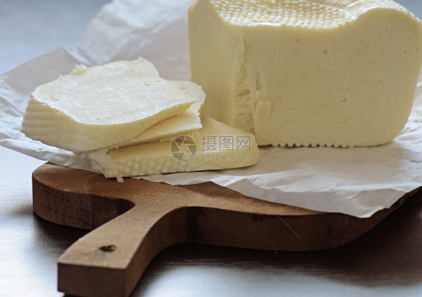 木制砧板上的奶酪片图片