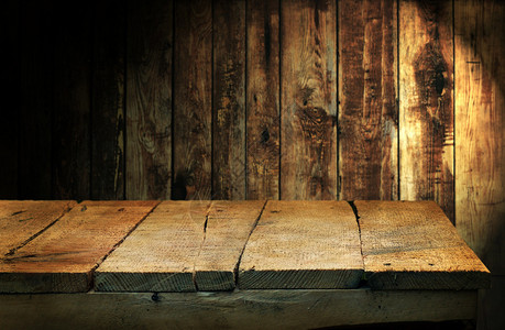 背景中空荡的木桌和深棕色的木板墙图片