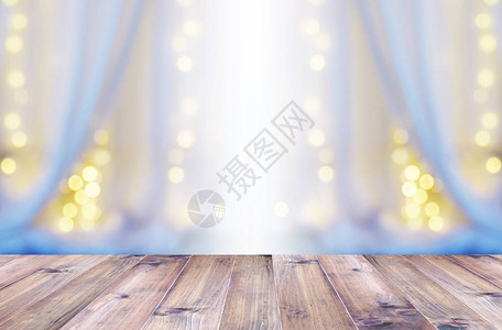 木质桌子顶部是白色窗帘的抽象模糊背景图片