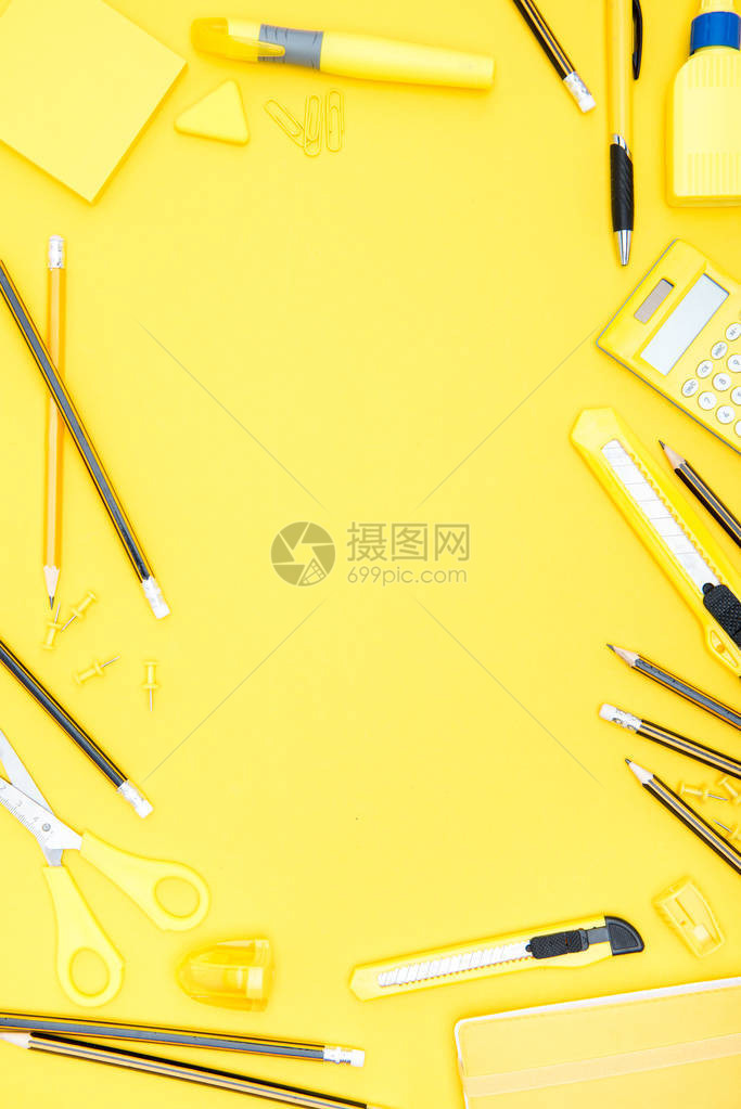 平整的黄色办公用品计算器和铅笔上图片