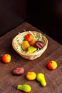 以水果形式产自马齐潘的一篮巧背景图片
