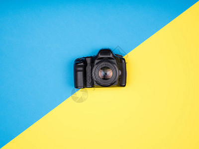 DSLR蓝色和黄色背景的相机顶图片