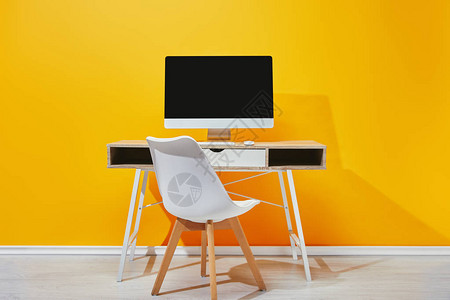 黄色墙附近有椅子的木制桌椅上带空白背景图片