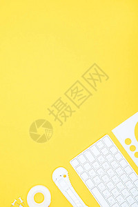平板办公用品键盘和文具刀上面有黄图片