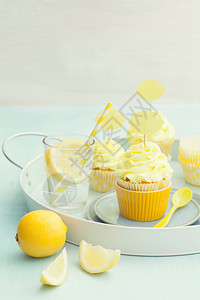 用柠檬纸杯蛋糕装饰的柠檬纸杯蛋糕图片