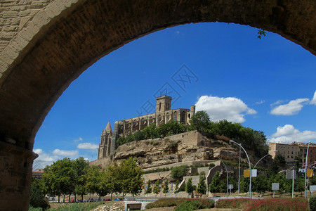 西班牙巴塞罗那省Manresa大教堂和中世图片