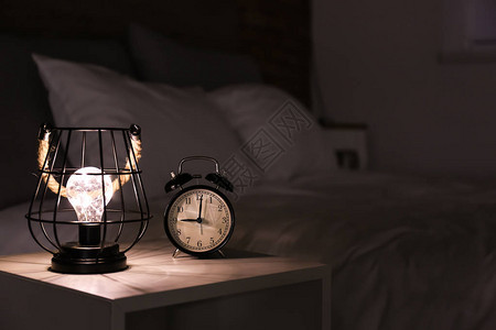 晚上床头柜上的闹钟图片