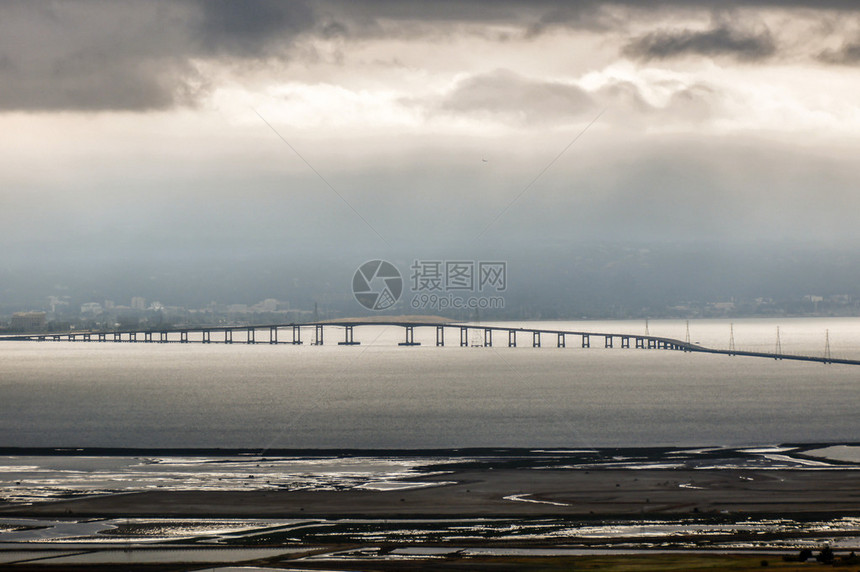 圣马特奥桥和福斯特市在东湾山丘背景图片