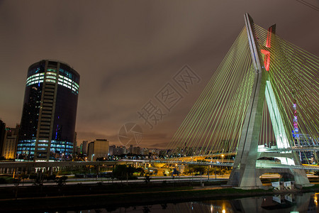 巴西圣保罗的建筑物和电缆架设图片