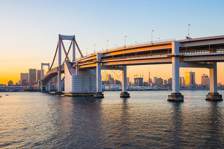 日本东京日落时的彩虹桥图片