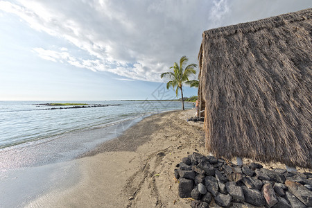大岛上海滩上的夏威夷小屋图片