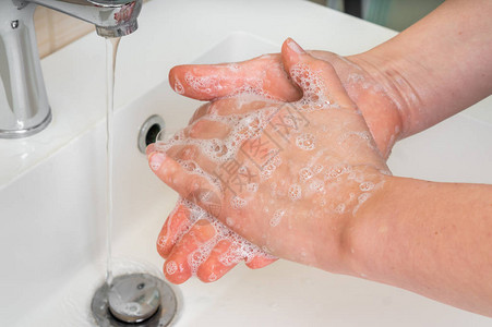 用肥皂在水下洗手卫生概念图片