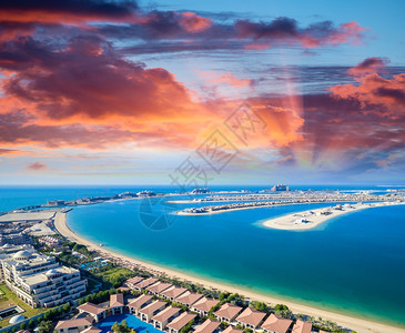 空中直升机飞越迪拜棕榈岛海图片