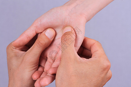施压治疗妇女用手进行愈合治疗的理疗师图片